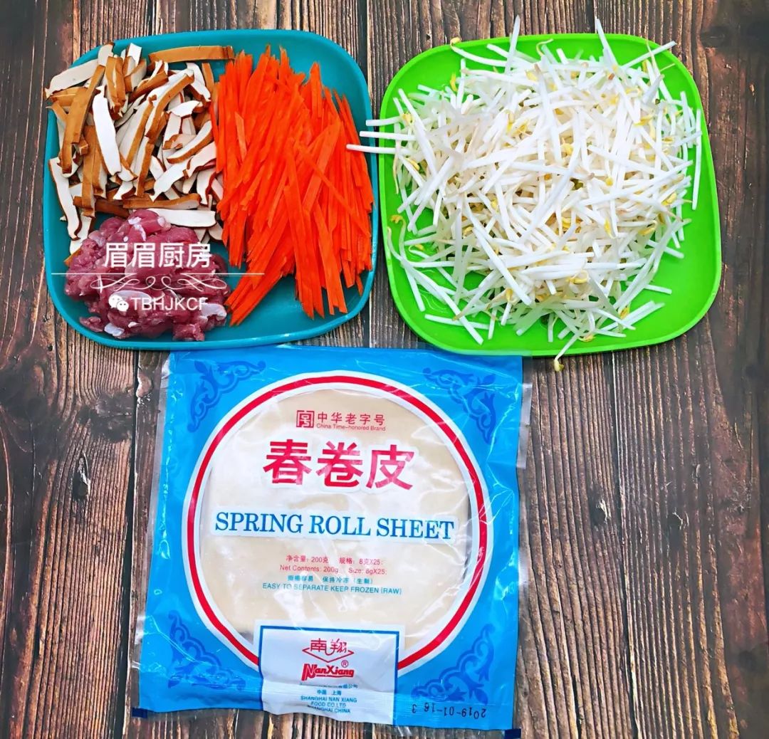 用干豆腐,豆芽,肉丝和胡萝卜丝做馅料,用细嫩而绵韧的春卷皮包裹,再下