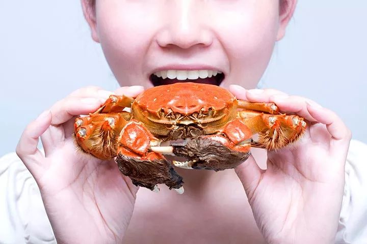 "第一个吃螃蟹的人"别说 the first person to eat crab,老外会懵!