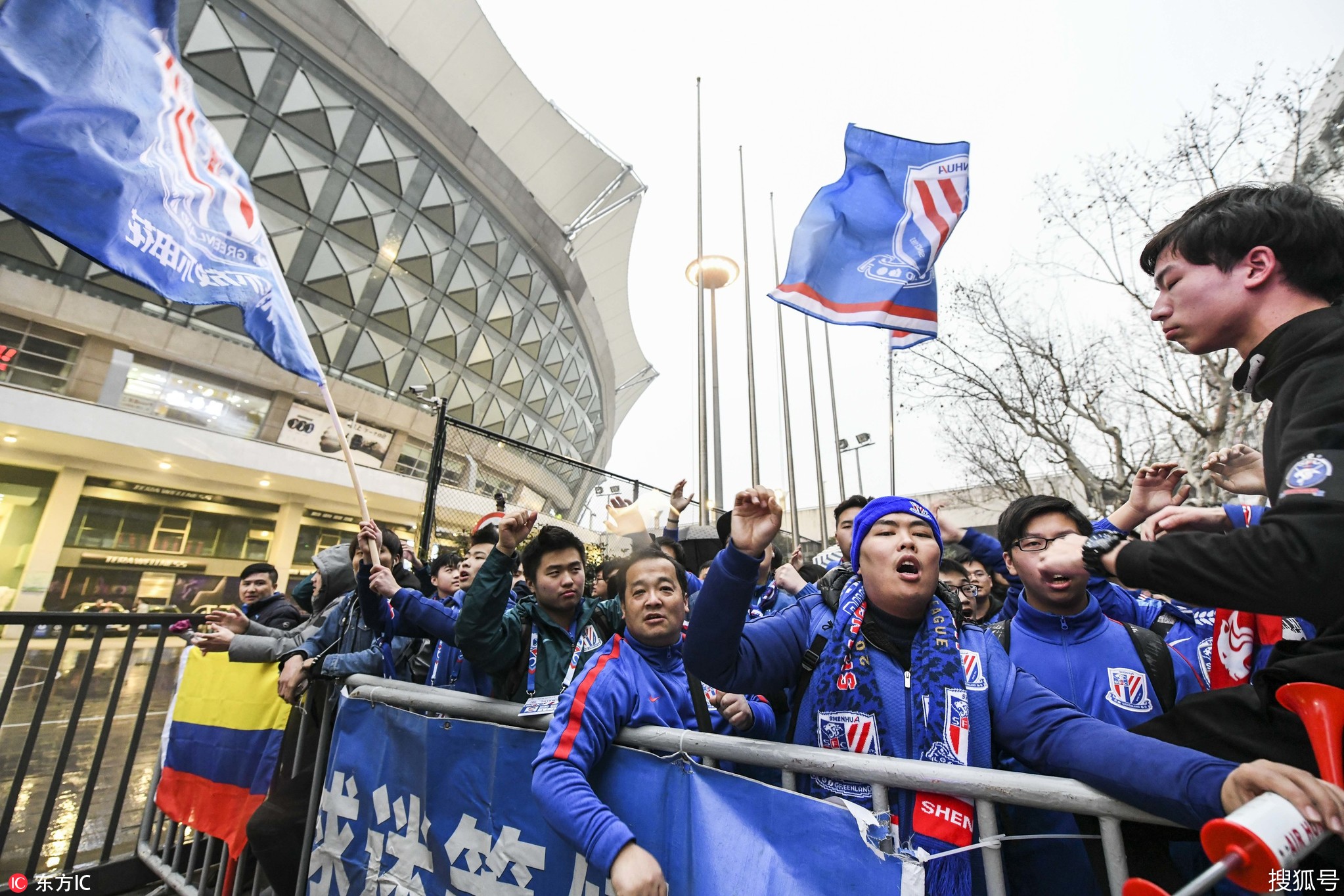 上海德比开战在即 申花球迷集结助威 安保严阵以待