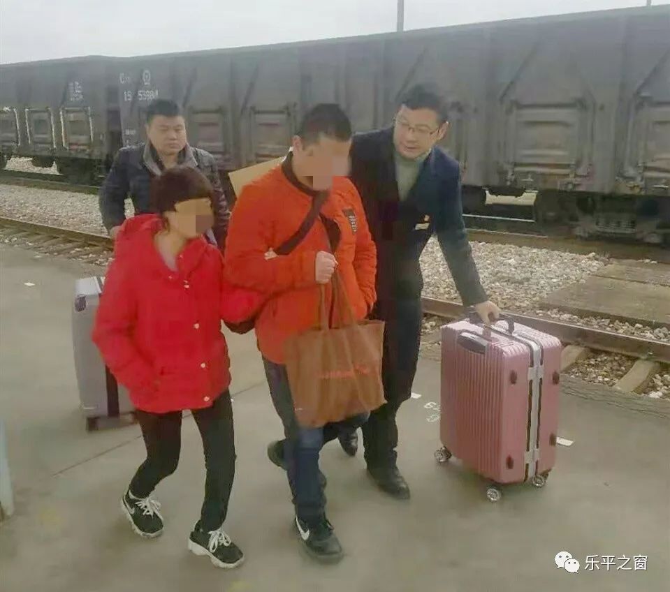 2月24日中午,在景德镇市乐平火车站等待乘坐k8730次列车的旅客中,有一