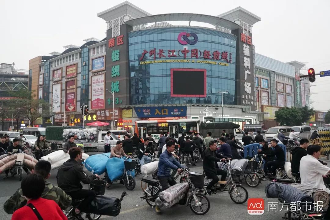 在广州国际轻纺城一层开店铺超过10年的李姨(化名)告诉南都记者,升级