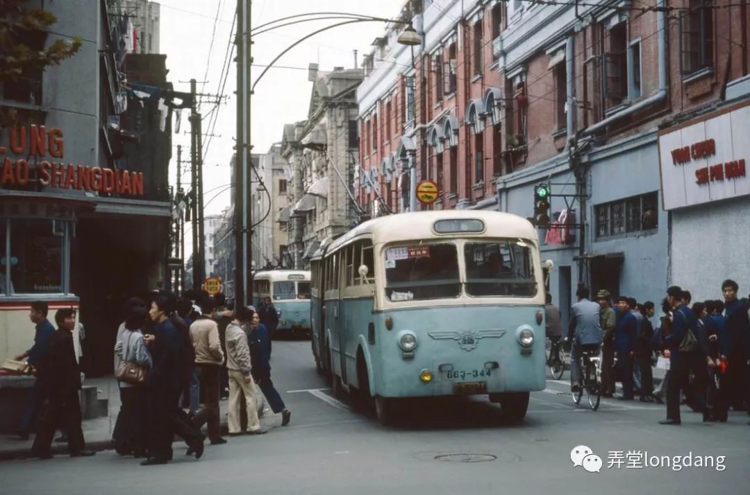 驶过外滩的老公交车 · 八十年代上海记忆 · 彩色照片 · 廿四