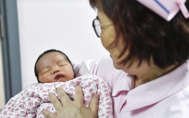 新生儿人口比_新生儿黄疸图片(3)