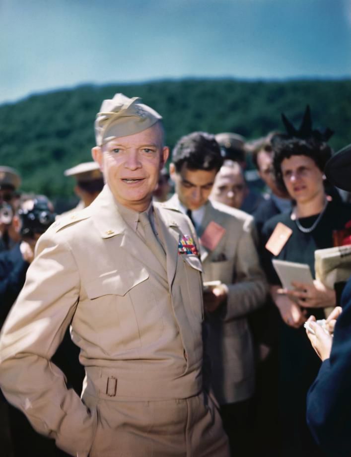 艾森豪威尔在世界第二次大战期间担任欧洲盟军最高指挥官.