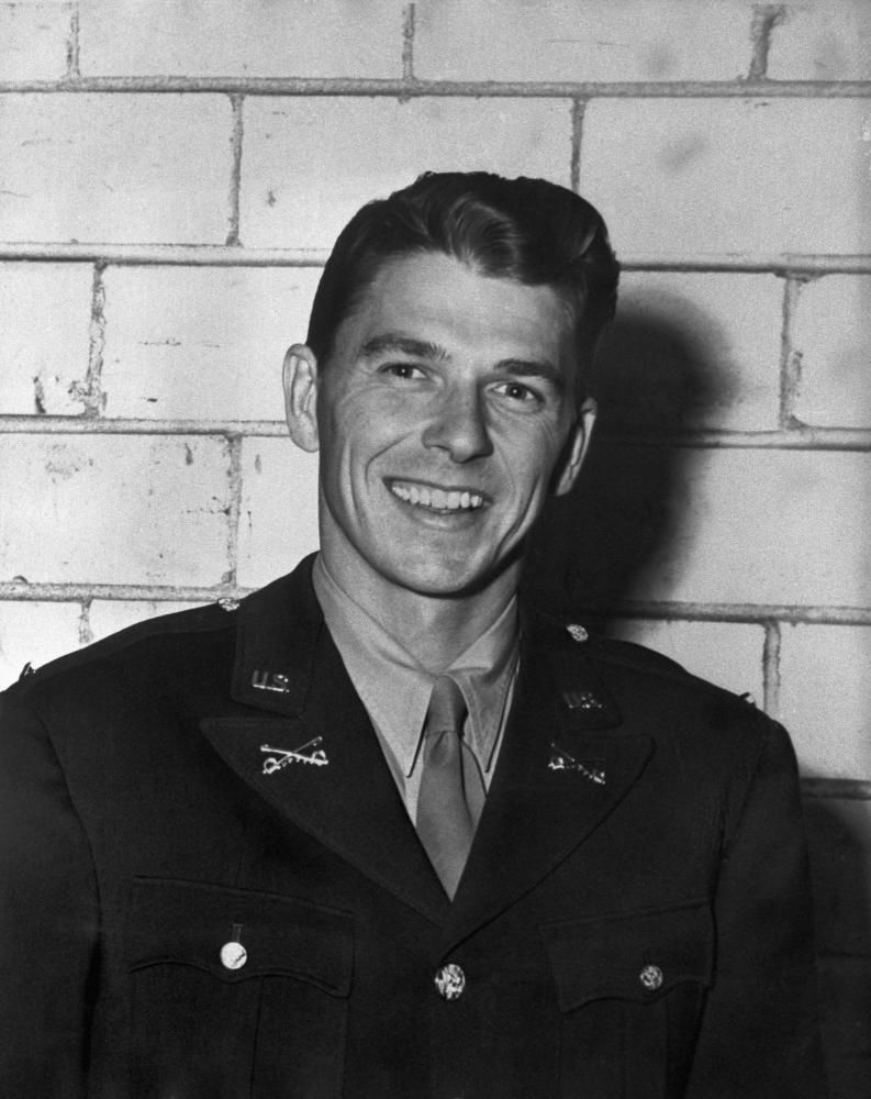 里根曾在美国陆军担任中尉,但由于视力的问题,第二次世界大作战期间
