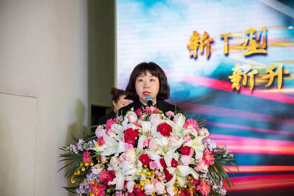 图为中天房车营销部总监施琳女士宣布新车发布仪式开幕并致欢迎词