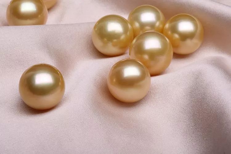在颜色上,南洋珍珠可以为南洋白珠和南洋金珠,而且每种珍珠伴有有