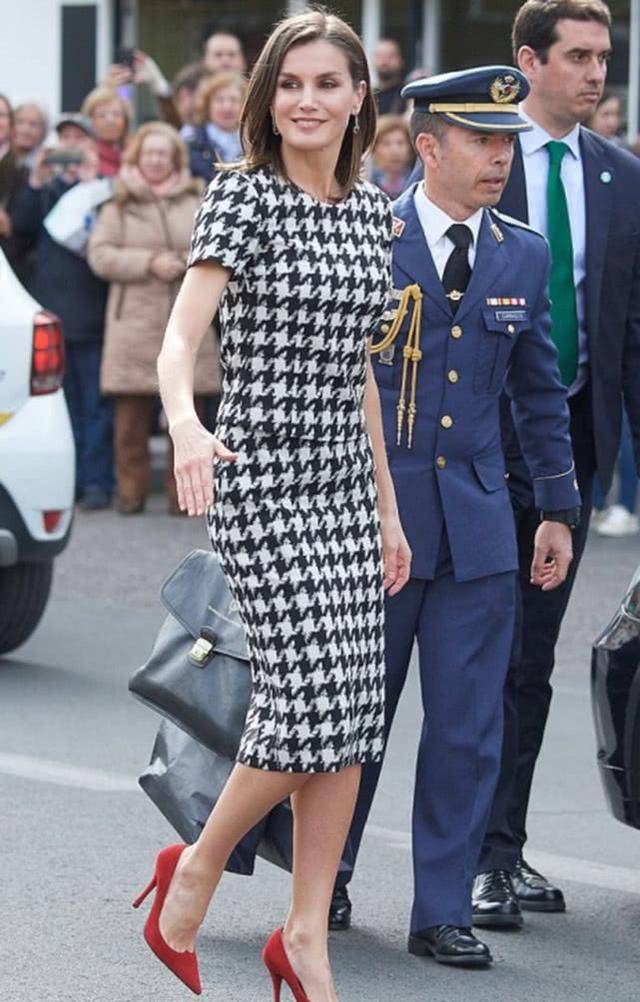西班牙王后穿千鸟格套装真气质!优雅时尚又显