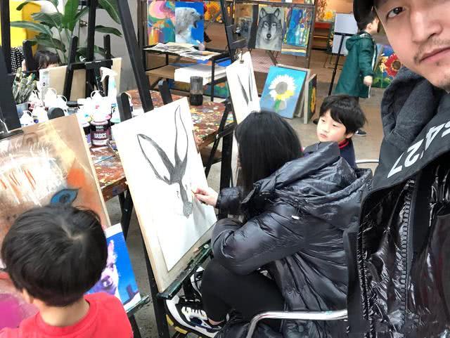鄒市明曬懷孕的冉瑩穎和孩子們一起畫畫，一家四口幸福感爆棚 親子 第9張