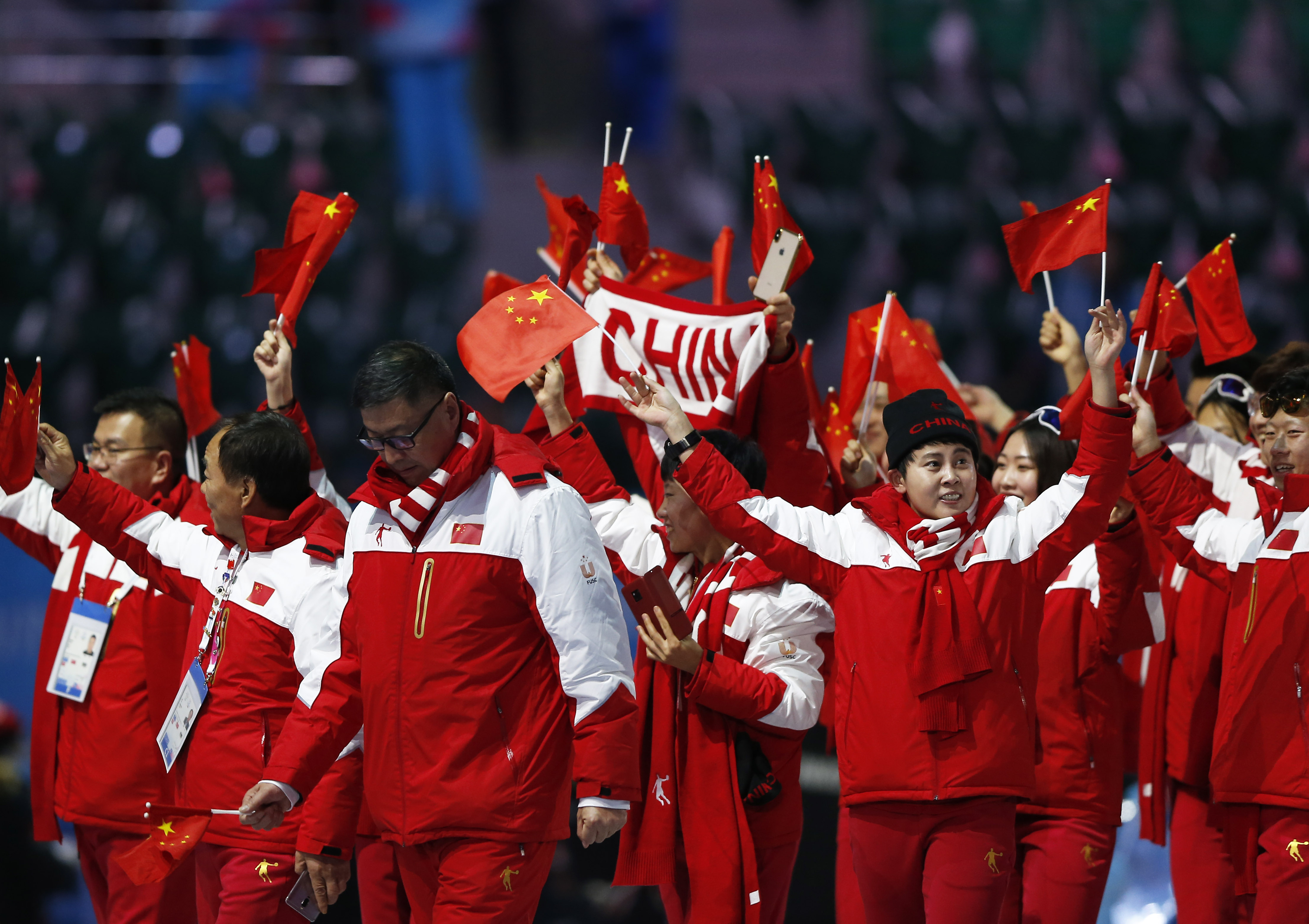 3月2日,中国体育代表团旗手,单板滑雪运动员杨诗琦(中)在开幕式上.