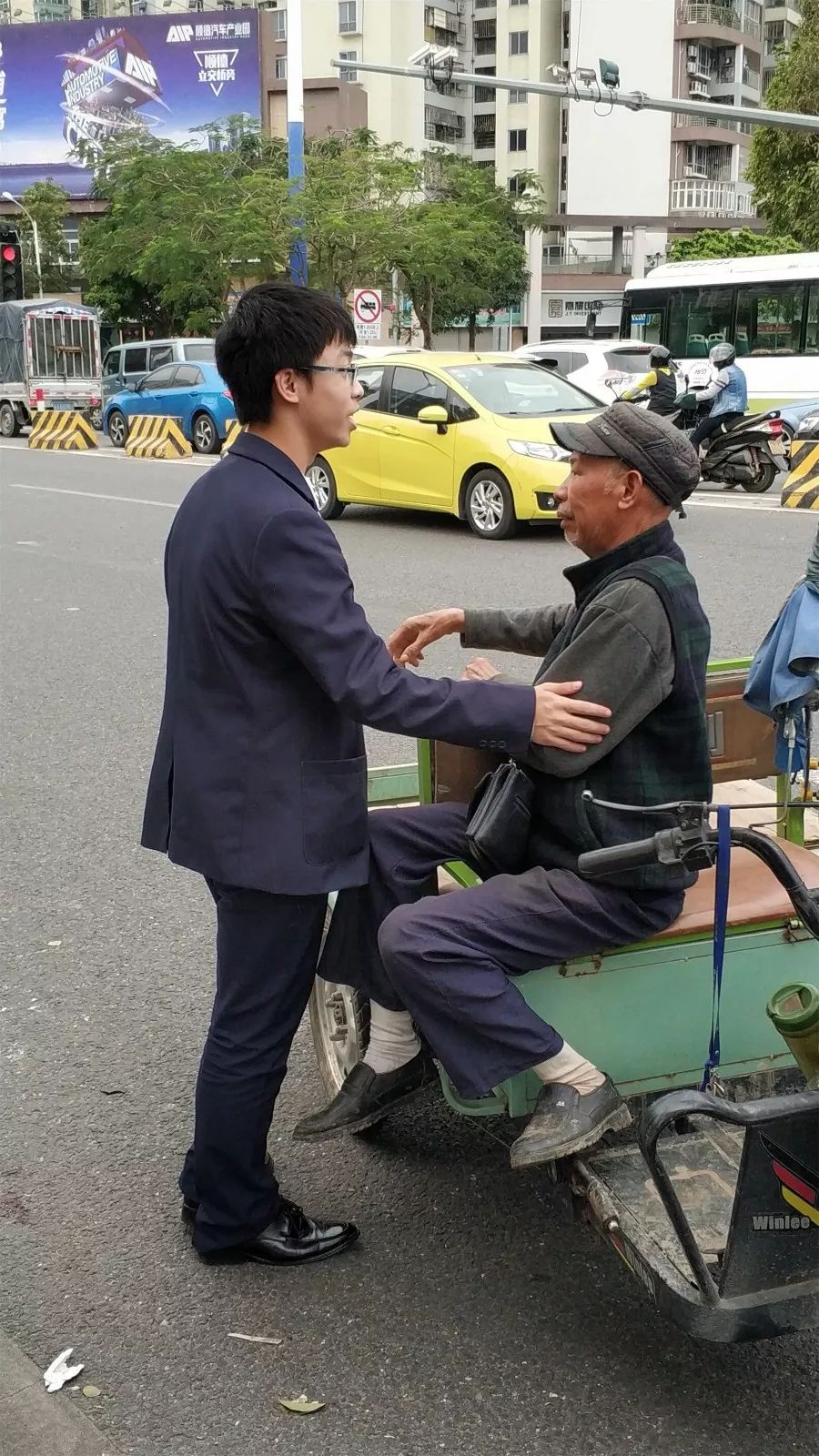 顺德一中实验学校学生扶老人显担当!