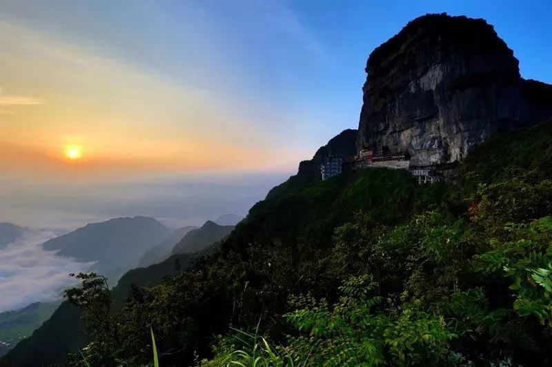 遵义这座山真的很美登上9999级天梯风景美如画