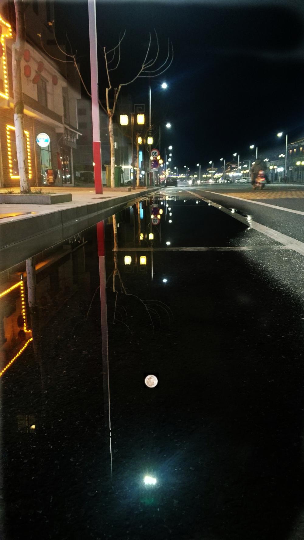 马上就是雨夜里,下雨前短暂安静下拍摄的照片.