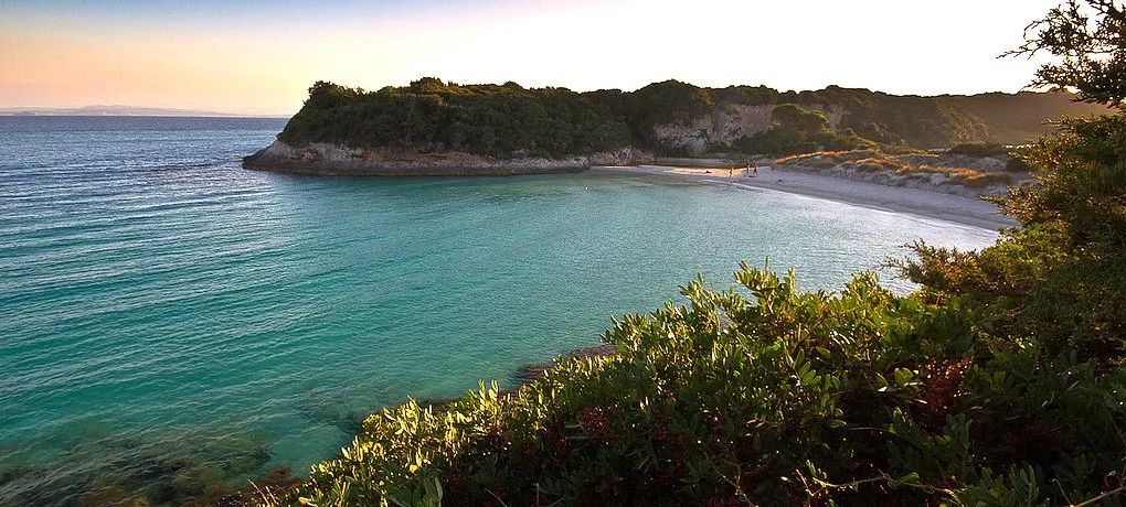 fr排名第7的小斯佩洛尼海滩(plage du petit sperone)位于科西嘉岛的
