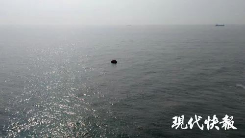 东台网盐城海域一船舶突发火灾5人弃船逃生漂泊8小时