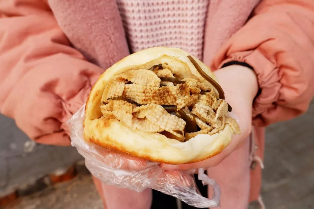 这个烧饼夹上鸡蛋和豆皮才4块钱!10块钱保证能让你吃的饱饱的!