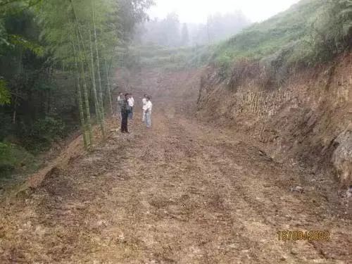 那时修路没有大型的机械, 要靠锄头开挖,石头拦路,就放石开炸.