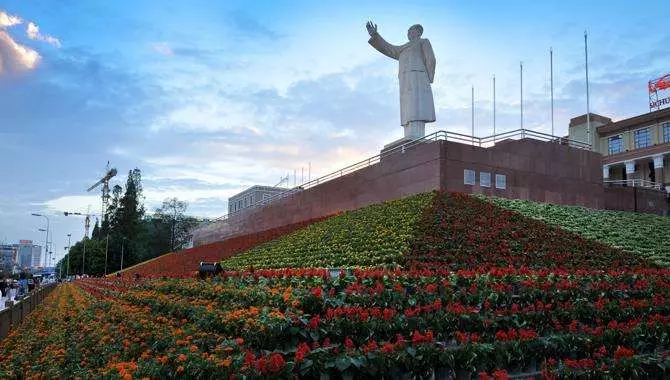 不止是千年不风化,天府广场前的毛泽东塑像不简单!