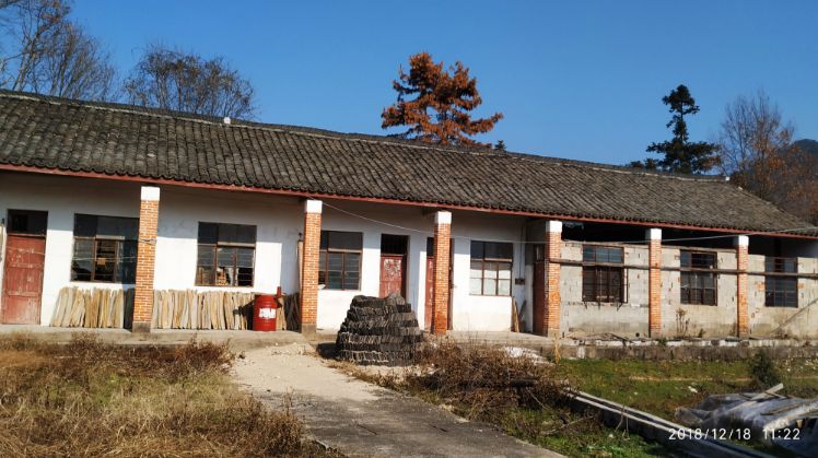 老校舍北面这幢房屋的东头是学校食堂,我读初三时才在学校食宿,每天