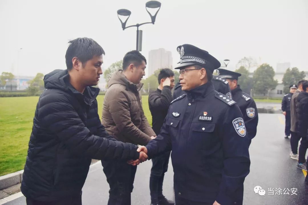 今天下午2点 一辆特警大巴缓缓停靠在了 当涂县公安局大楼前 17名