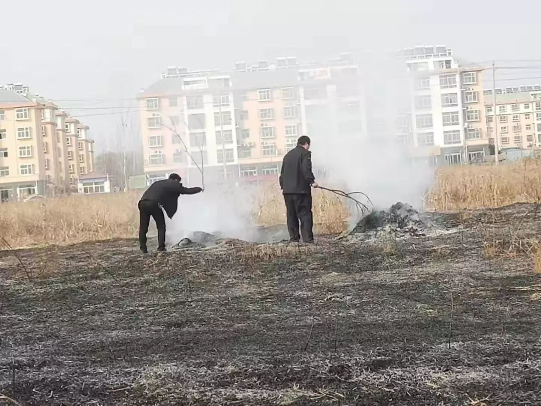 菏泽某新建楼盘工地失火,现场浓烟滚滚,火势十分