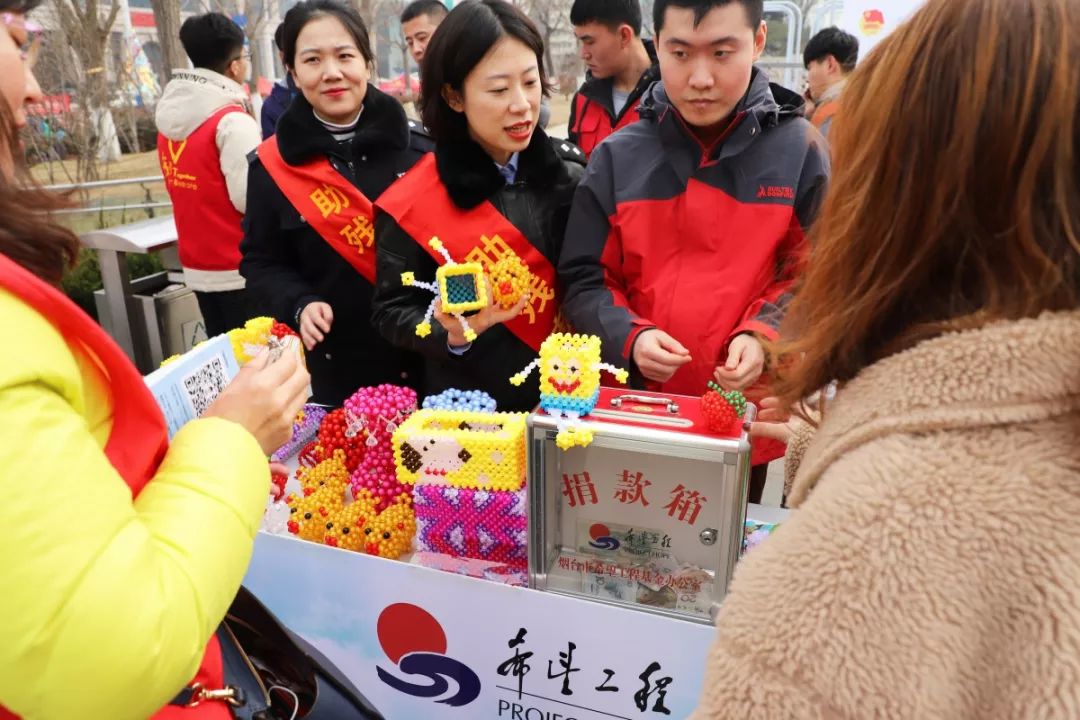 捐款箱,进行残障儿童手工艺品和希望工程手提袋,爱心企业服装义卖等