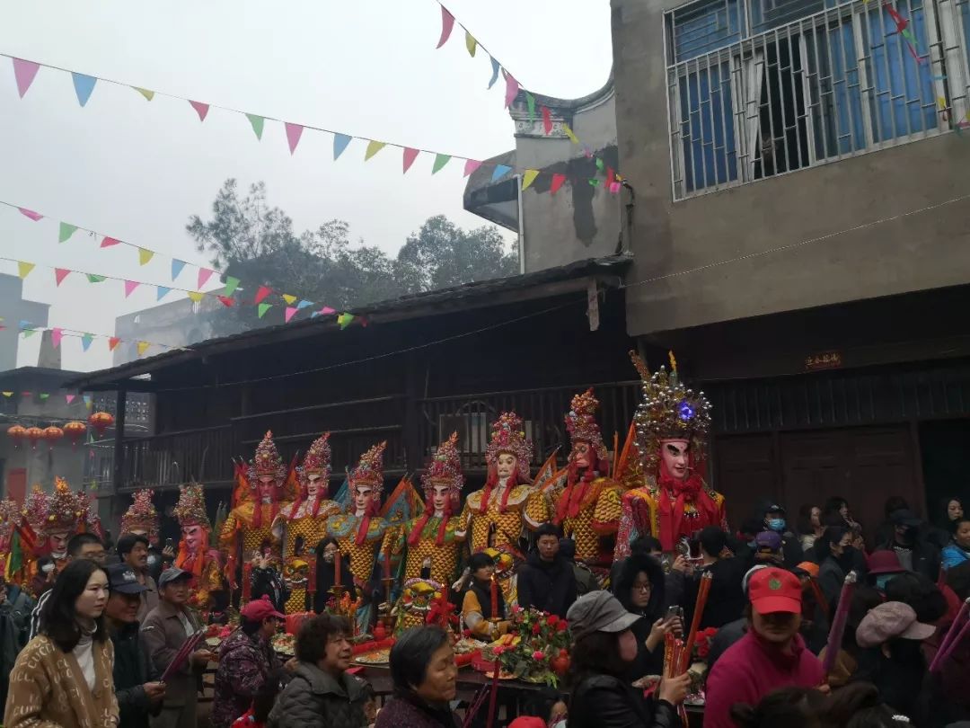 今日长乐这个村庄全村出动,场面十分壮观._游神