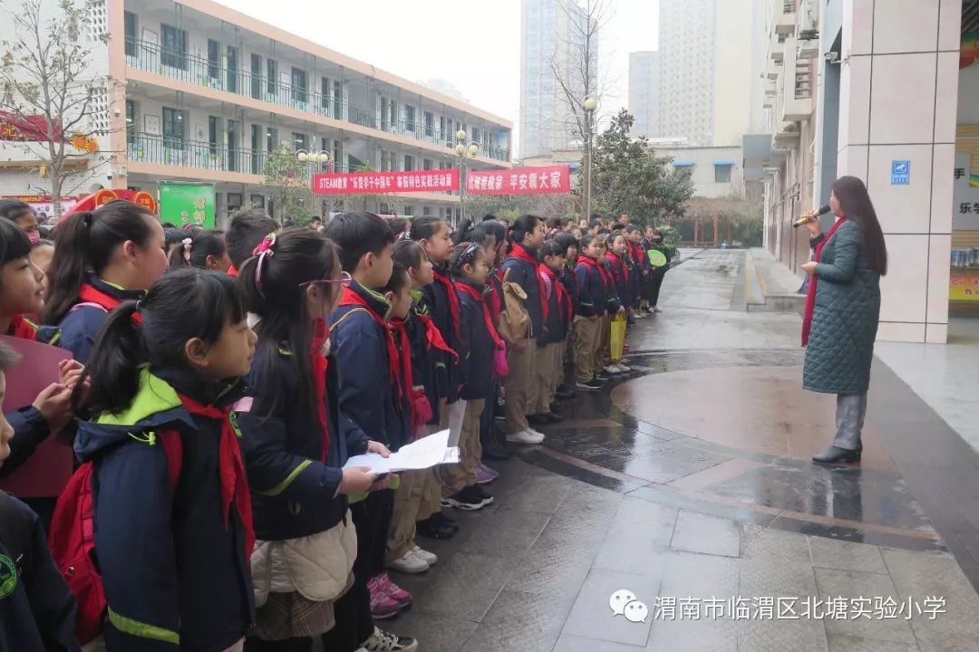 阳春三月,微雨轻洒,北塘实验小学小记者班的同学们迎来了新学期第一次