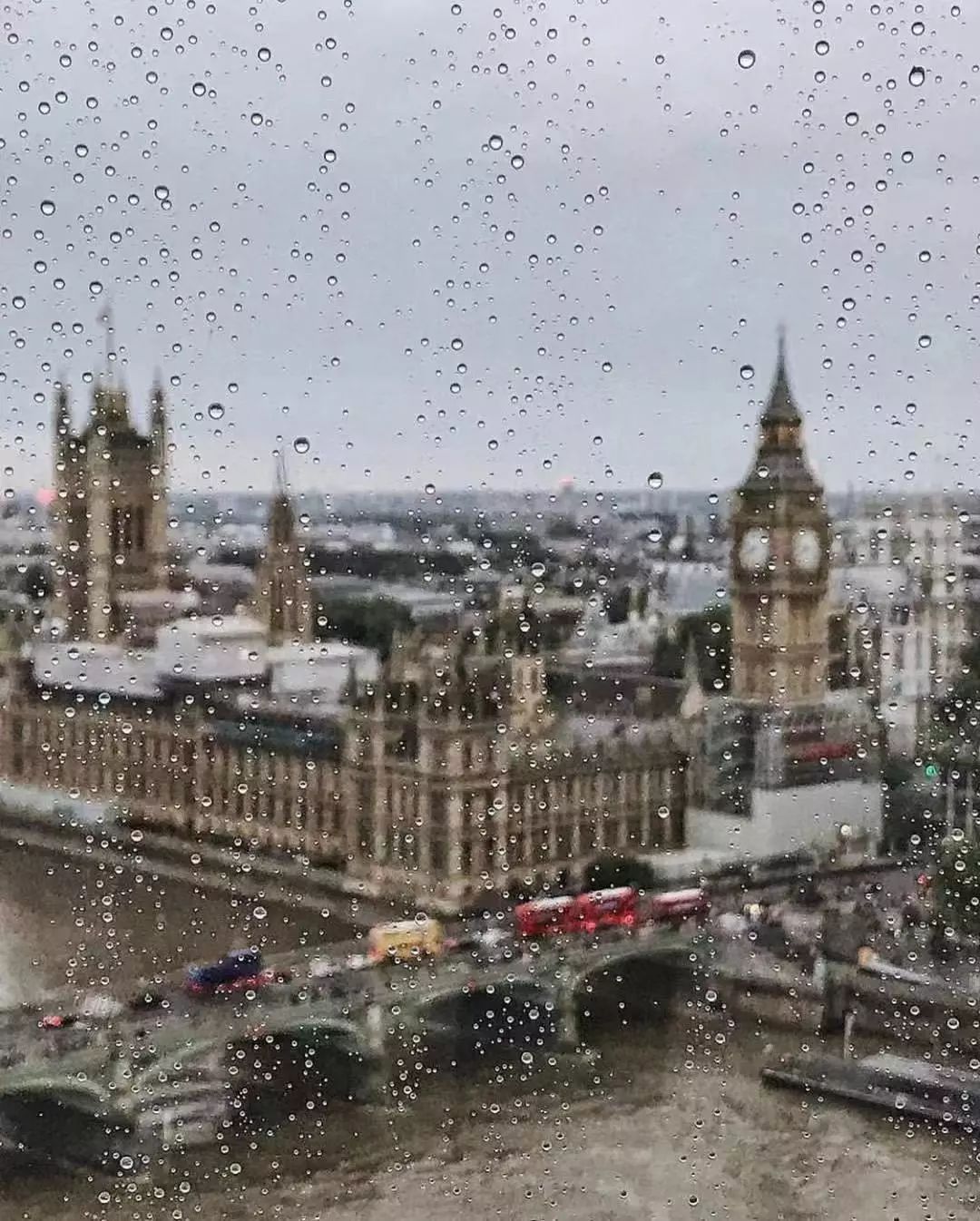 薄雾里的氤氲英国的浅雨朦胧第一次感受走过阴雨的街头还记得刚来伦敦