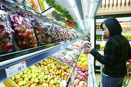 韩国美女来上海旅游,看到超市琳琅满目的水果