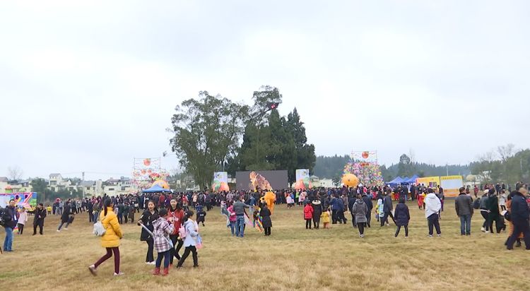 上千名游客带着风筝一年一度的风筝文化节正式启幕,荣昌区清流镇3月2