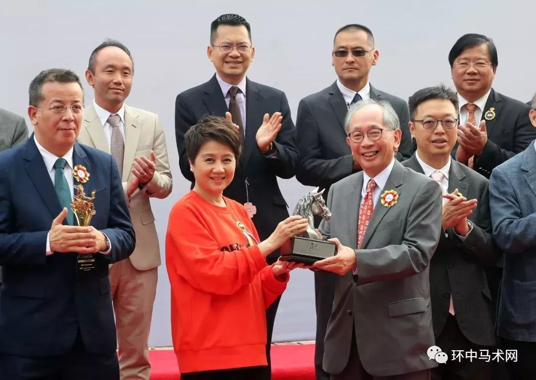 议员(左)在澳港杯颁奖礼上,致送纪念品予香港赛马会副主席郭志桁先生