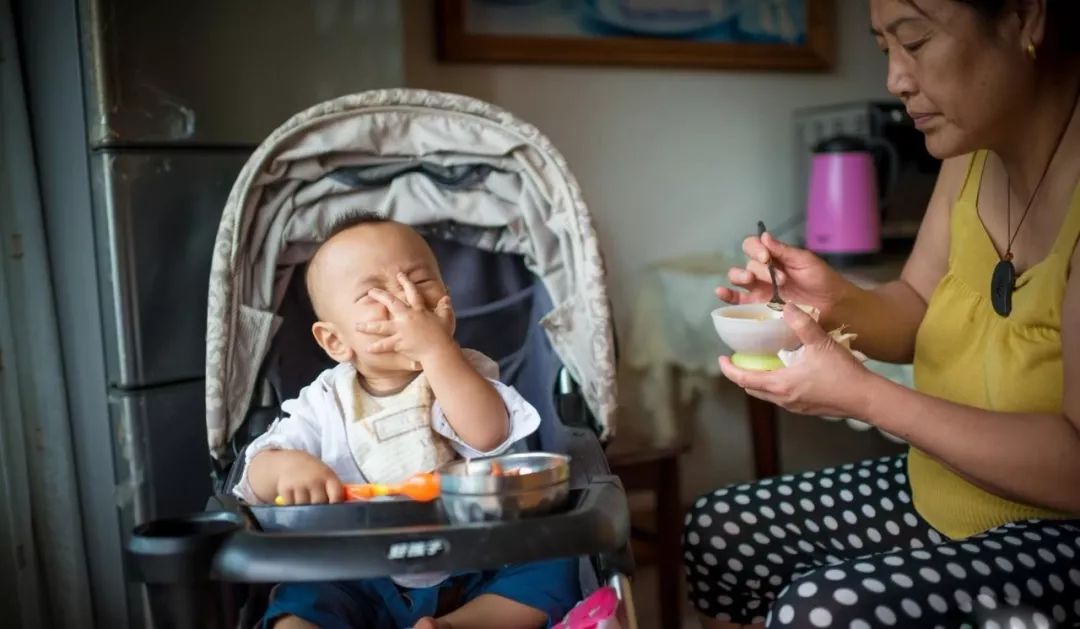 "她的胃怎么这么强大? 我问:小时候你妈妈是不是一直给她喂饭?