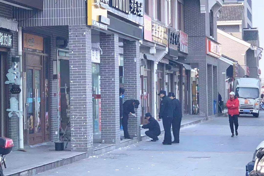 精细化"祛癣除斑" 小昆山城管为城市美容