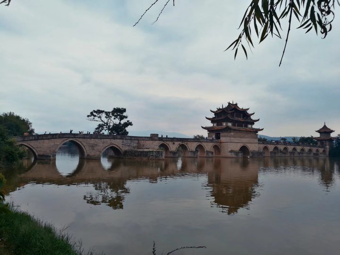 这个桥是 建水 十七孔桥,也叫双龙桥