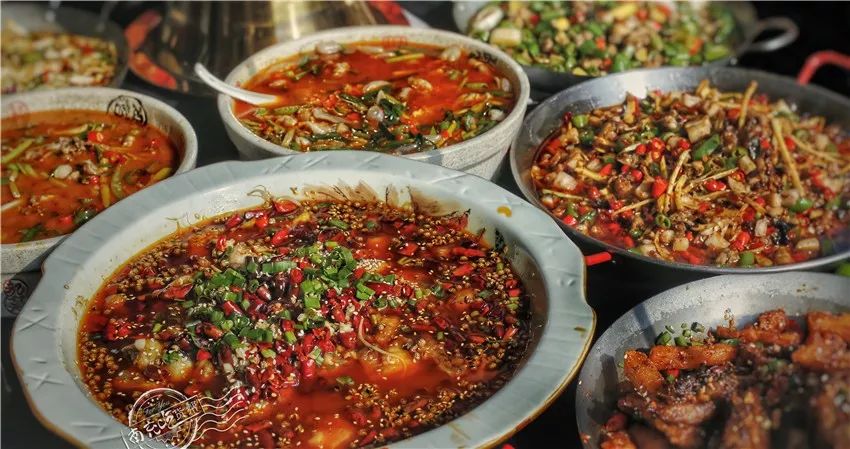 "这自贡指的便是百味之祖,川菜之首的盐帮菜.