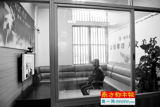 2月21日,韶关监狱,一名服刑人员正通过远程视频与家属会见.