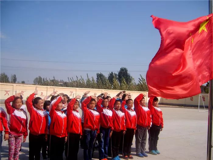 "扣好人生第一粒扣子,学习十九大精神,昂首走进新时代,向国旗敬礼"