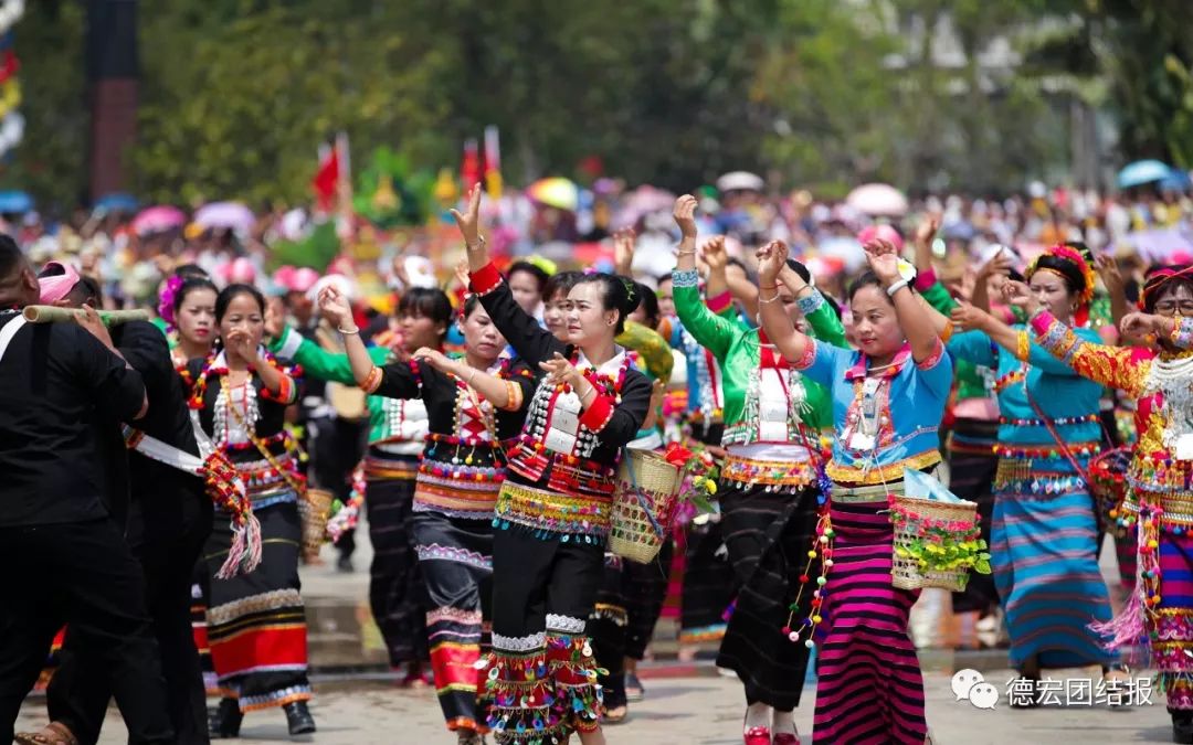 德宏泼水节是傣族,德昂族人民最盛大,最隆重的传统节日,是万人狂欢的