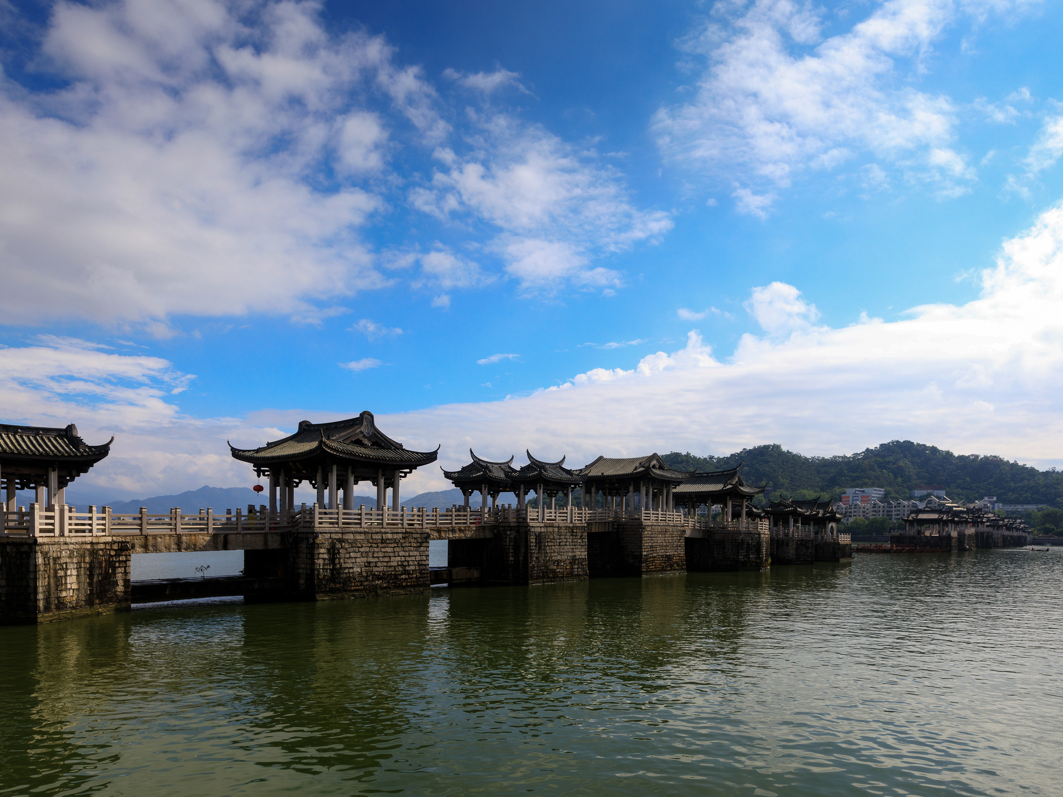 中国结构最独特的古桥，中间由木船链接，如今成为国内知名景区