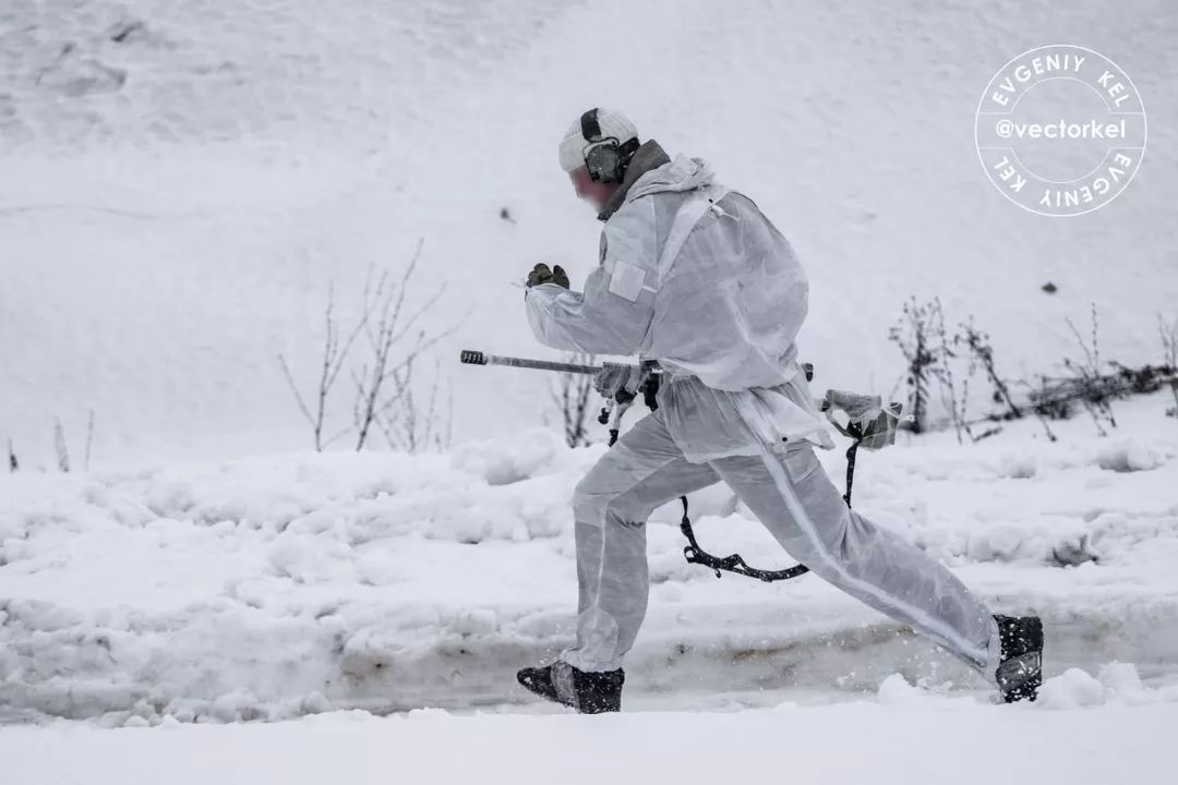 他们被认为是军队的"宝贝"之一,俄罗斯狙击手在雪地中