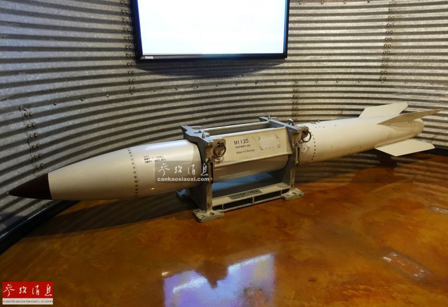 图中展示的b61战术核航弹就要成熟很多了,b61系列核弹自1968年全速