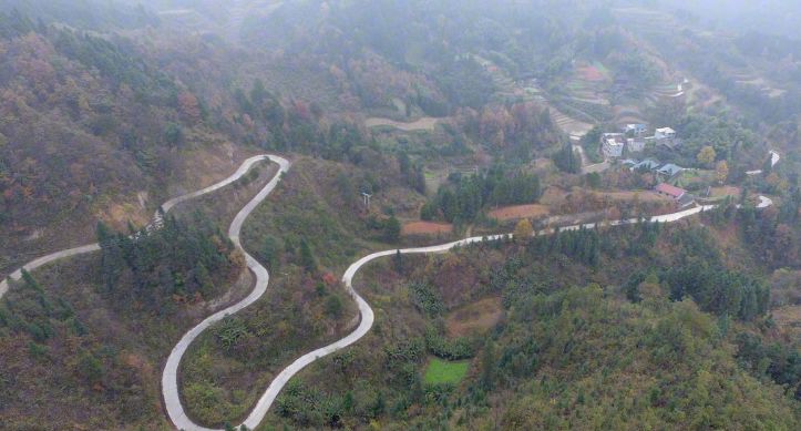 天柱县通组公路. 杨开牛摄