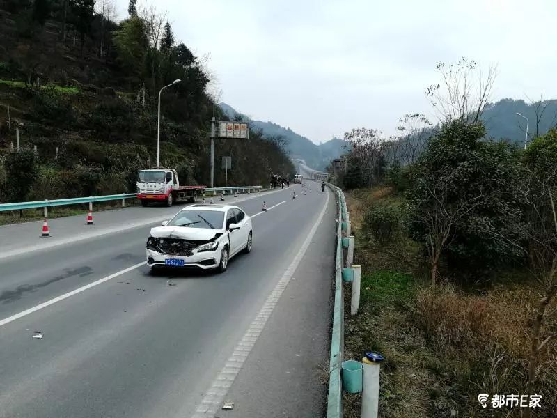 事发绥遵高速!别克车顶着越野车前行,还把越野车顶侧翻了