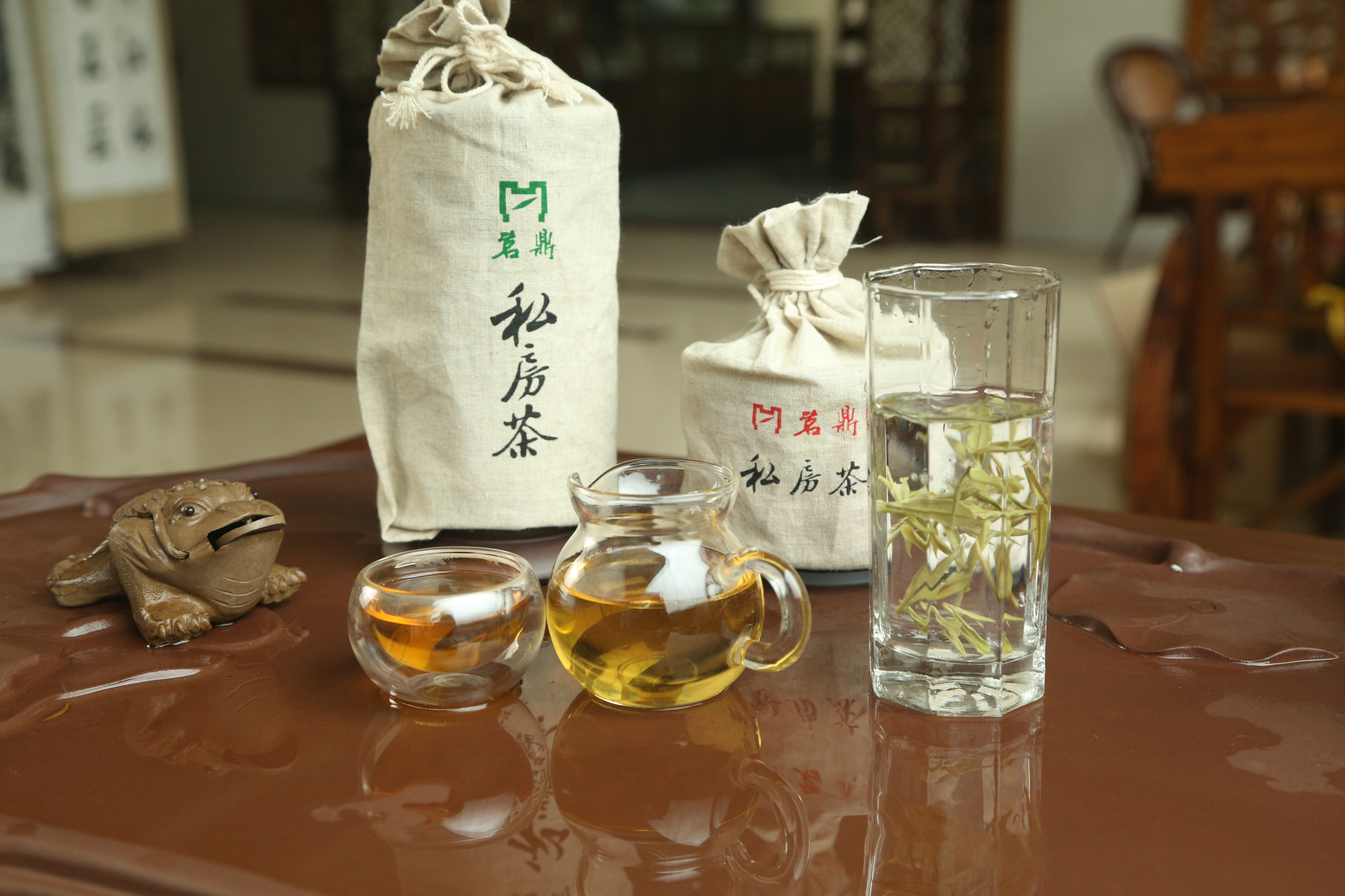 茗鼎白茶与茗鼎红贡茶的英姿 那一年,她实行了以振兴宜兴茶为己任的