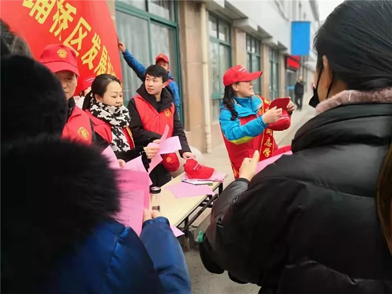 党员干部职工深入到东关街道北苑社区开展"学习雷锋志愿者服务"活动