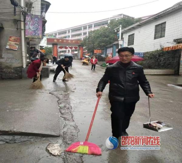 隆回县桃洪镇中心校开展学雷锋扫大街活动