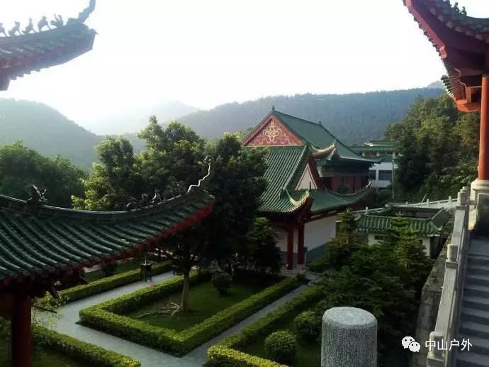 六祖寺位于广东省肇庆市四会贞山风景旅游区内,六祖寺的建筑面积为