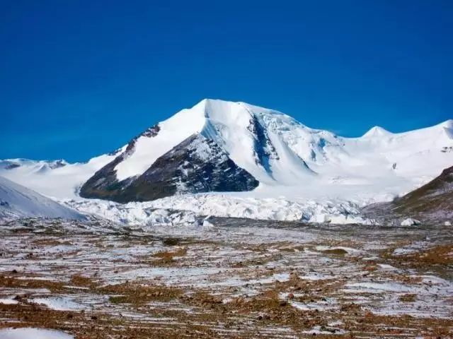 位于格尔木市唐古拉山乡境内的各拉丹冬雪峰.