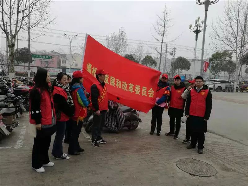 党员干部职工深入到东关街道北苑社区开展"学习雷锋志愿者服务"活动